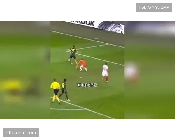 暖心一幕:对手球员受伤,奥萨苏纳队医主动进场协助救治 暖心一幕:对手球员受伤,奥萨苏纳队医主动进场协助救治